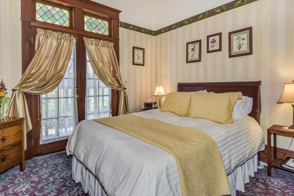 Deluxe Queen Room interior